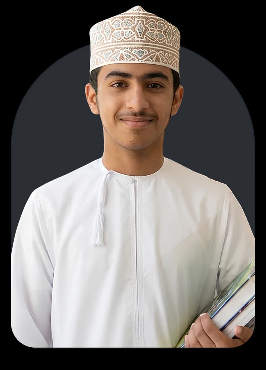 طالب مبتسم يرتدي الدشداشة البيضاء والكمّة ويحمل كتبه